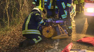 Rudersberg: Pkw kommt bei Glatteis in rutschen und schleudert in den Wald
